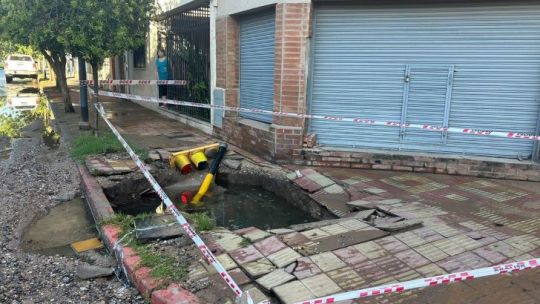 Córdoba: un socavón «tragó» un semáforo en barrio Pueyrredón