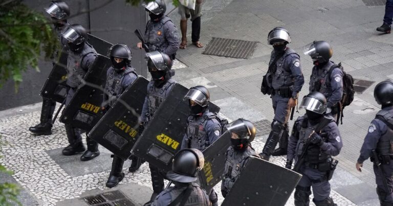 Al menos trece personas mueren en enfrentamientos entre policías y grupos criminales en Brasil