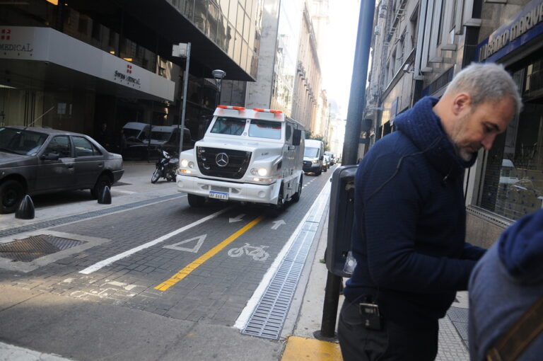 Devaluación del 13 al 15 por ciento sobre el dólar oficial anterior