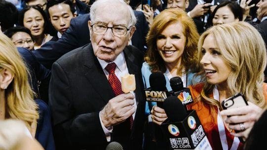 Warren Buffett, el único en el top 5 de los hombres más ricos del mundo que ganó dinero en 2025