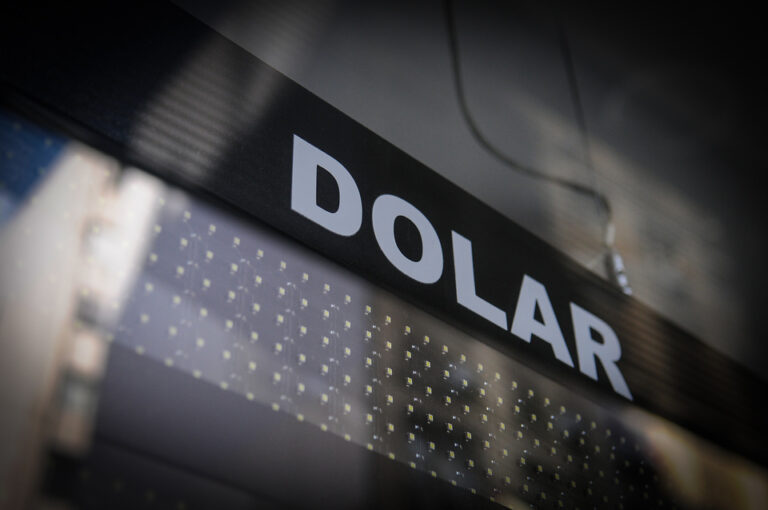 Cedió el dólar en el final de la semana