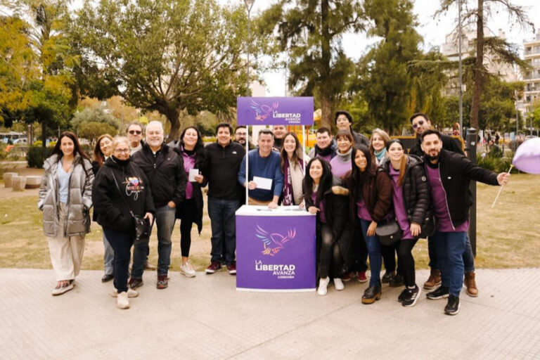 Masiva campaña de afiliación de La Libertad Avanza en Córdoba