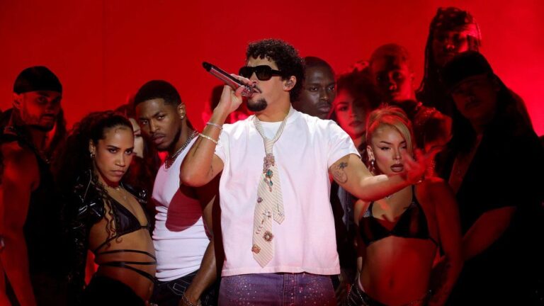 Bad Bunny sorprende a sus fans con el lanzamiento de su nuevo sencillo, «Alambre Púa»