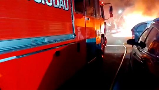 Villa del Parque: buscan a un quemacoches que prendió fuego un auto y una camioneta