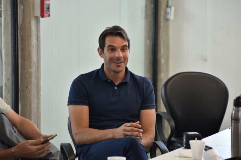 Passaglia cruzó al troll Traductor: «Los que llevan un candidato kirchnerista son ustedes»