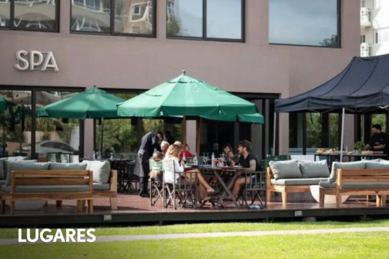 El restaurante de cocina india que convoca con sus platos especiados a pasos del mar