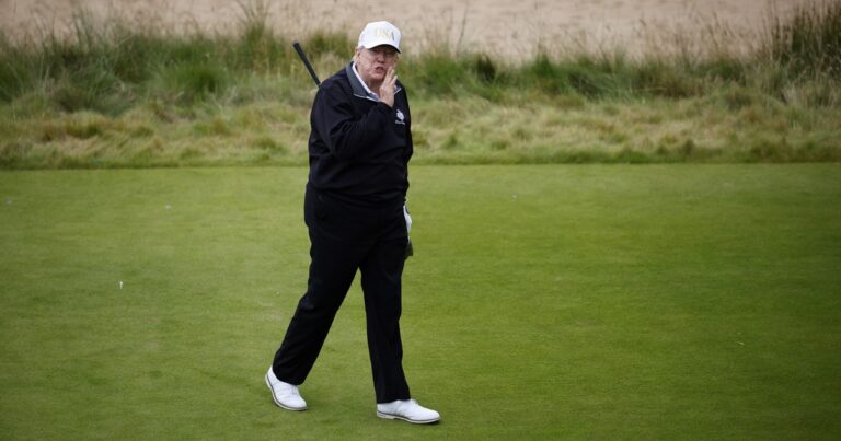Video: descubrieron a Donald Trump haciendo trampa en un campo de golf en Escocia