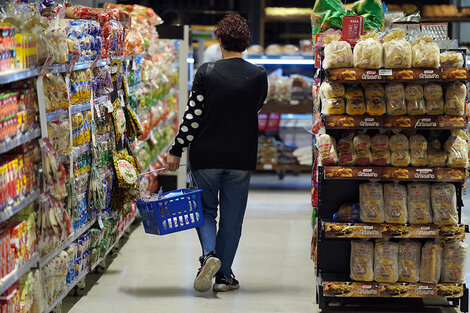 Inflación: con la suba del dólar empresas remarcan hasta 9% en productos de primera necesidad