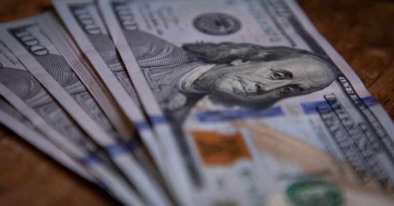 Dólar hoy y dólar blue, EN VIVO: a cuánto cerró el oficial y cuál es el precio del paralelo este martes 12 de agosto, minuto a minuto