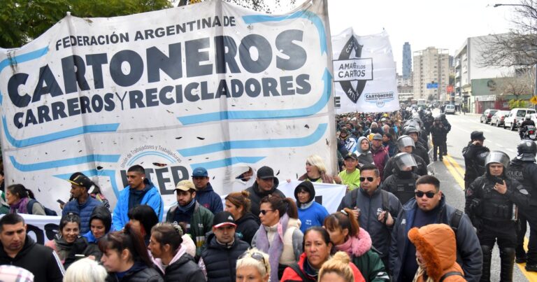 Suspenden a una cooperativa de cartoneros que usaba fondos para pagar un spa, comprar ropa y hasta una moto: la vinculan a una agrupación de Juan Grabois