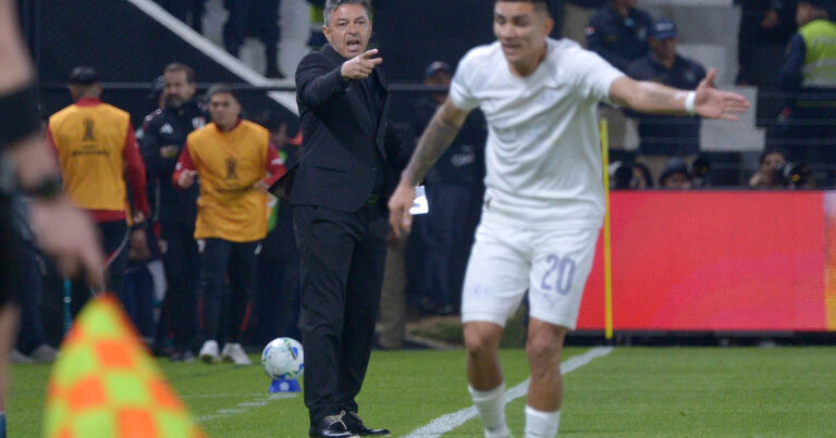 La bronca de Gallardo en el banco por el primer tiempo de River: «Para adelante, dale viejo»