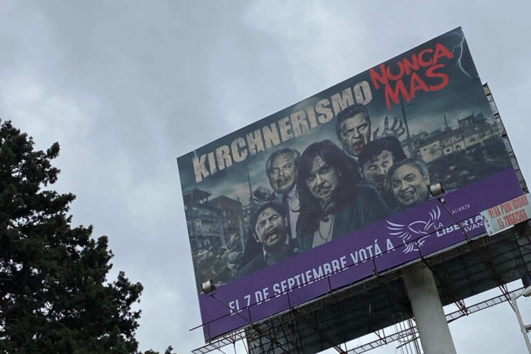 Militantes kirchneristas amenazaron a un hombre en Moreno por el cartel de NUNCA MÁS