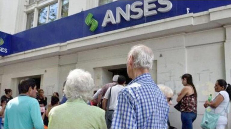 Jubilaciones ANSES: cuánto cobran hoy y qué pasaría si el Congreso logra revertir el veto de Javier Milei