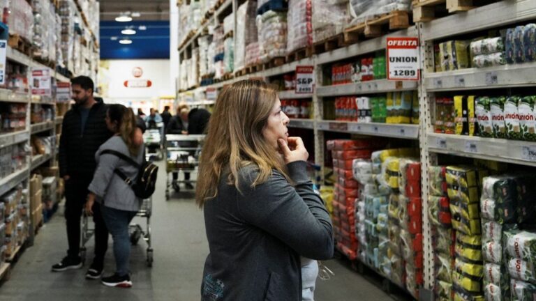 El consumo en mayoristas se hundió por tercer mes seguido y en shoppings sufrió primera caída anual en 8 meses