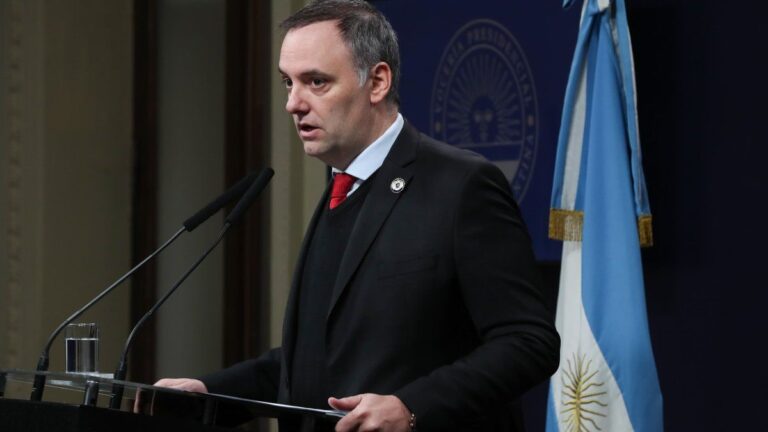 Manuel Adorni repudió el ataque a Javier Milei en Lomas de Zamora: «Cavernícolas del pasado»