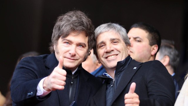 «Te quiero Toto, sos lo más de lo más», el mensaje de WhastApp de Milei a Caputo en vivo que desmintió rumores
