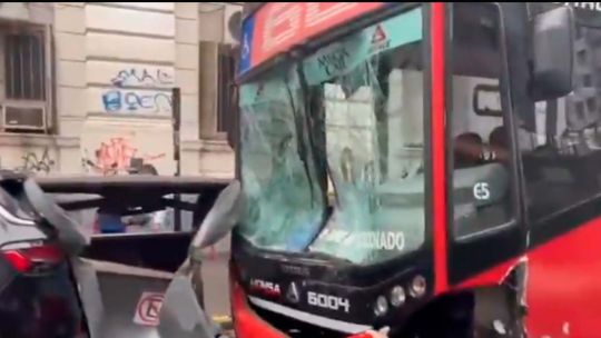 Un colectivo 60 se llevó «la tormenta por delante» en Balvanera: fuerte choque con un VW Gol y 5 heridos