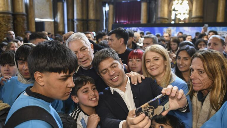 En un raid por tres municipios Axel Kicillof cerró la campaña: «La única manera de frenar a Javier Milei es votar a Fuerza Patria»