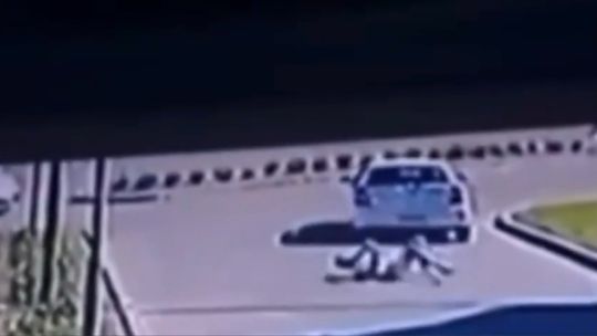 Un chofer de aplicación escapó mientras dos turistas bajaban las valijas del baúl: fue detenido