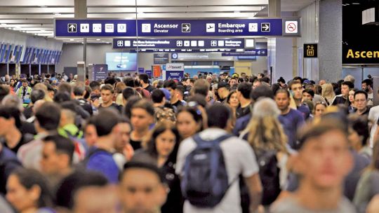 El Gobierno reforzó la atención del RENAPER en Aeroparque con unidades móviles tras las fallas en los pasaportes