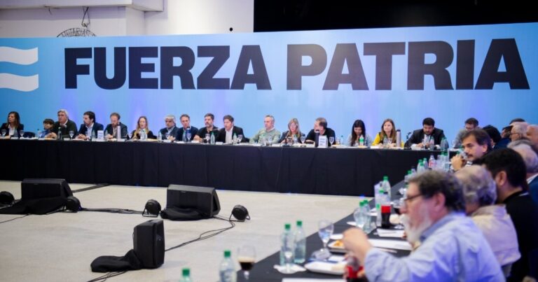 Kicillof arrancó la campaña para octubre: reunió a los intendentes y mostró «foto de unidad»