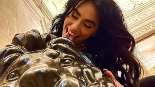 Subliminal: la foto viral de Lali Espósito mojándole la oreja a un león