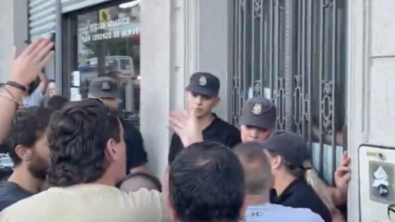 Tensión e incidentes en la sede de San Lorenzo: hinchas autoconvocados escracharon a Marcelo Moretti