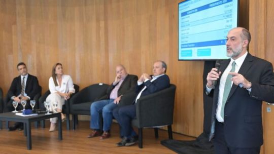 Llaryora muestra sintonía fiscal con Milei y la oposición advierte que no dará un cheque en blanco