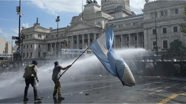 El Gobierno apuntó contra «tres grandes grupos violentos» por los disturbios frente al Congreso