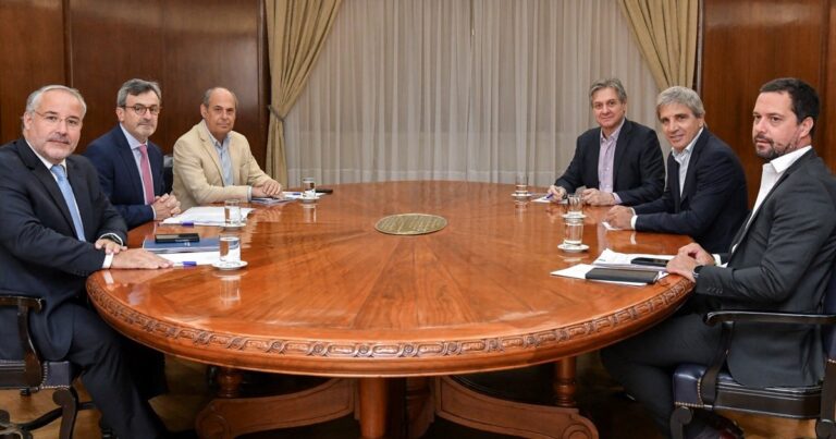 Caputo se reunió con la UIA: no hubo anuncios para el sector y les pidió que aprovechen la reforma laboral