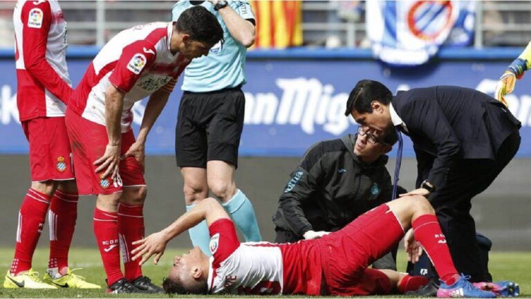 La nueva regla que la FIFA busca imponer en el fútbol, el «minuto médico obligatorio»: qué es y cuándo podría implementarse