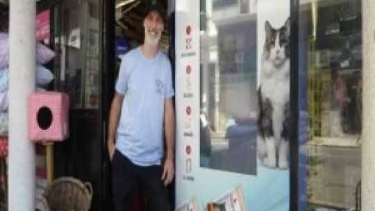 Un emprendedor rosarino fabricó una máquina que vende alimento para mascotas las 24 horas