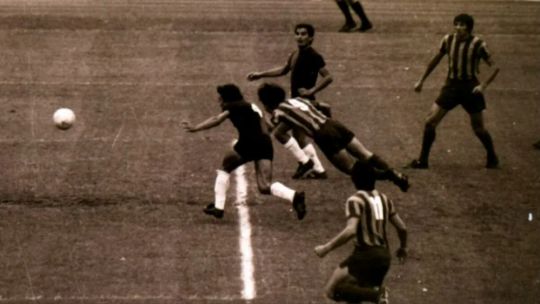 La palomita de Poy: el vuelo eterno que definió la identidad de Rosario Central en el Monumental