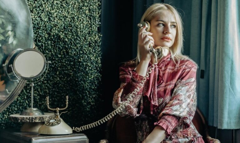 Qué significa que una persona hable sola cuando está en su casa y cuándo hay que preocuparse